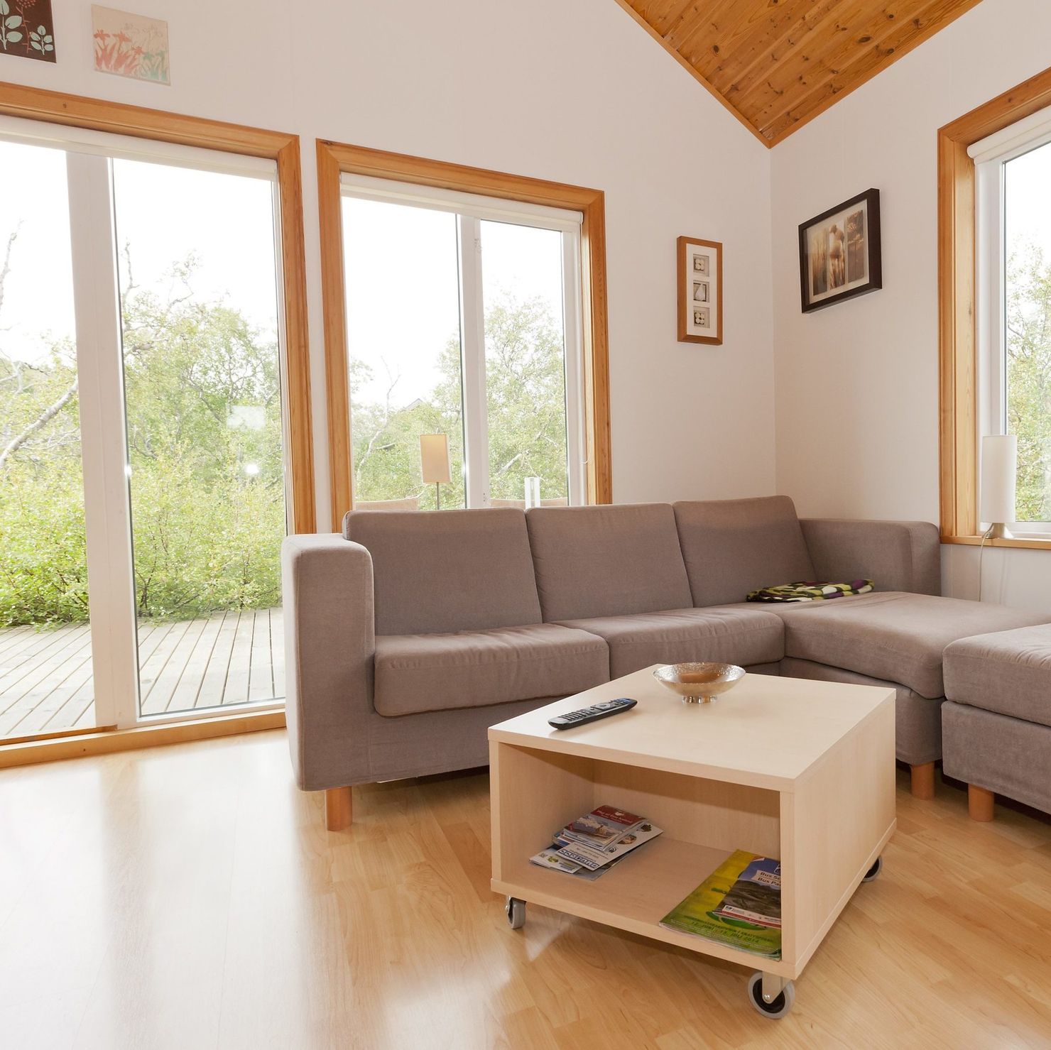 Das Wohnzimmer ist hell mit großen Fenstern und einer bequemen Couch ausgestattet
