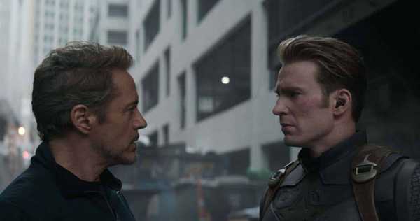 Robert Downey Jr. como Tony Stark e Chris Evans como Capitão América Steve Rogers em cena de Vingadores: Ultimato