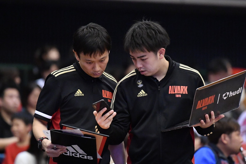Alvark Tokyo Coaches analysing players