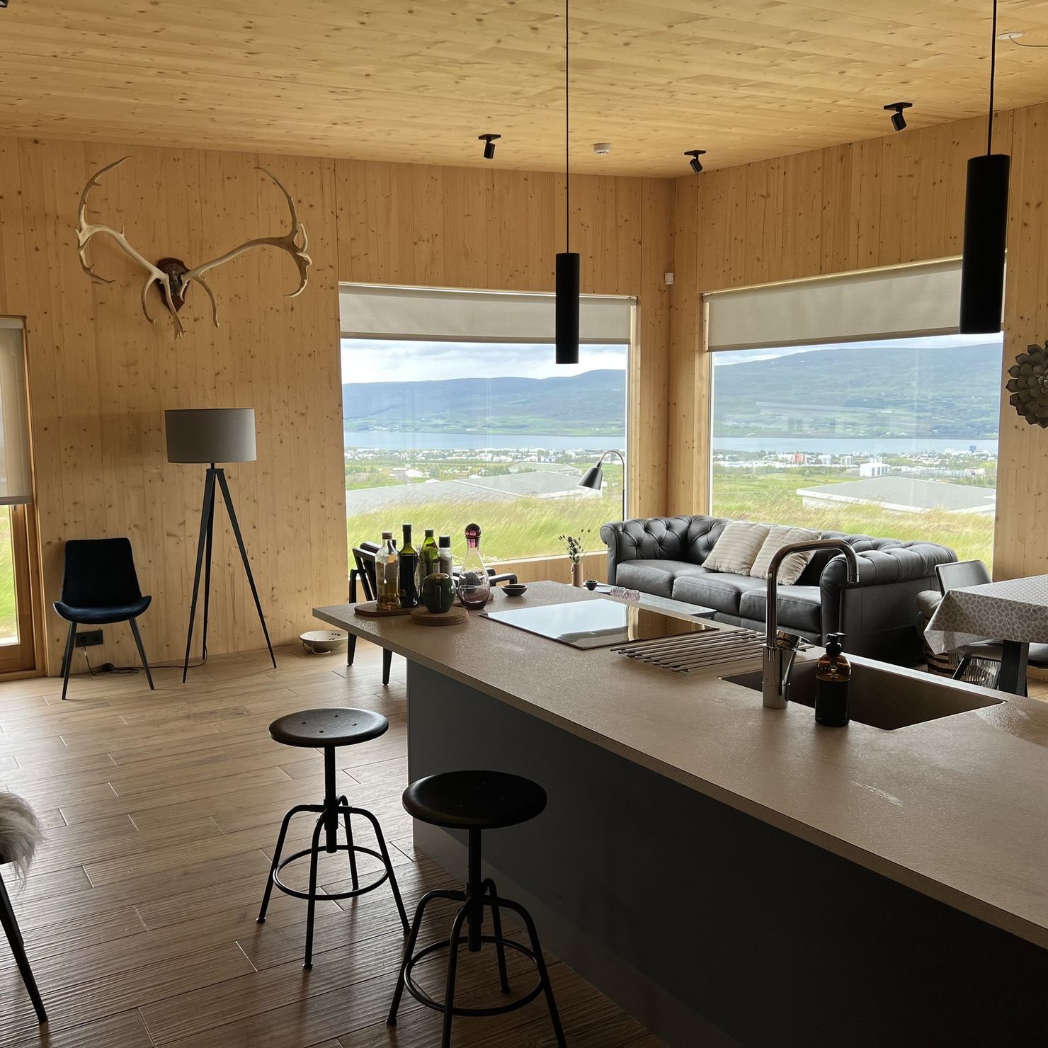 Vom stylish eingerichteten Wohn-Küchenbercih hat man einen hervorragenden Blick auf den Eyjafjörður
