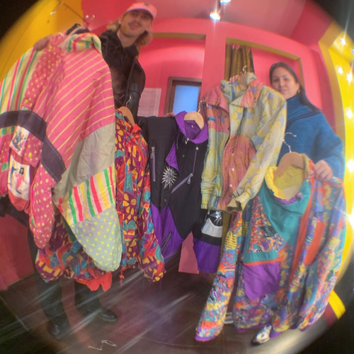 Funky fresh puffers inne💖
#vintagewear #90sfashion #visitløkka #vintageclothing #80sfashion