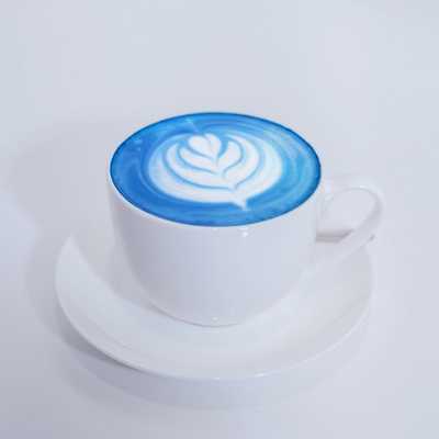 No Monday Blues with WOT’s very own Blue Sesame Latte 🦋💙

• • •

#whatsontapkl #plazamontkiara #montkiara #montkiaracafe #lalaport #lalaportbbcc #lalaportkl #specialtycoffee #specialtycoffeeroaster #coffeeroaster #roastedbeans #coffeetime #filtercoffee #coffeelatte #cafehopkl #malaysiancafes #klcoffeespots #eatdrinkkl #timeoutkl #klookmy #theyumlist #theyumlistkl #klfoodie