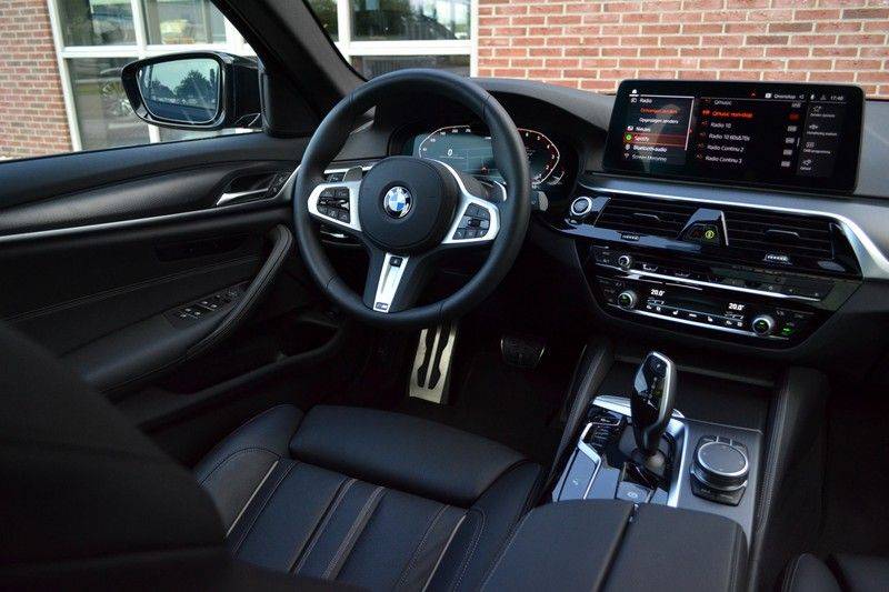 BMW 5 Serie Touring 540i xDrive 333pk M-Sport Pano Laser Comfort LiveCp DA+ HUD 20inch afbeelding 23