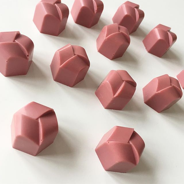 Ruby chocolate bonbons (without any coloring)