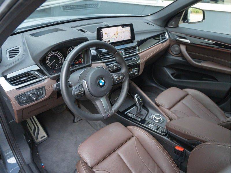 BMW X1 xDrive20i High Executive - Memoryzetel - Panorama - Trekhaak - Harman Kardon afbeelding 12