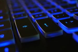 Um teclado retroiluminado com luzes azuis.