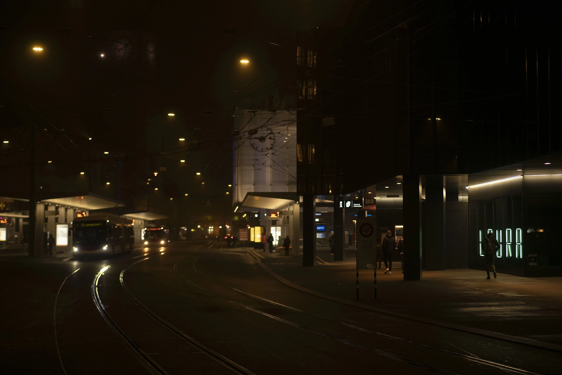 Nachtaufnahme der Umgebung des Bahnhof St. Gallen. Die Installation 5x14 leuchtet beim Rathaus und zeigt das Wort «LAURA».