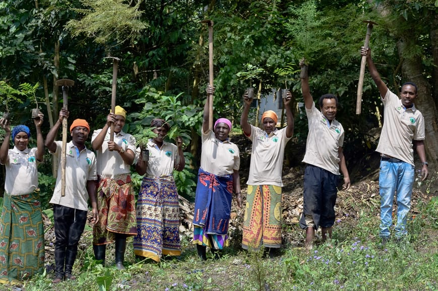 Photo: Tree planters in Tanzania (Source: Friends of Usambara)