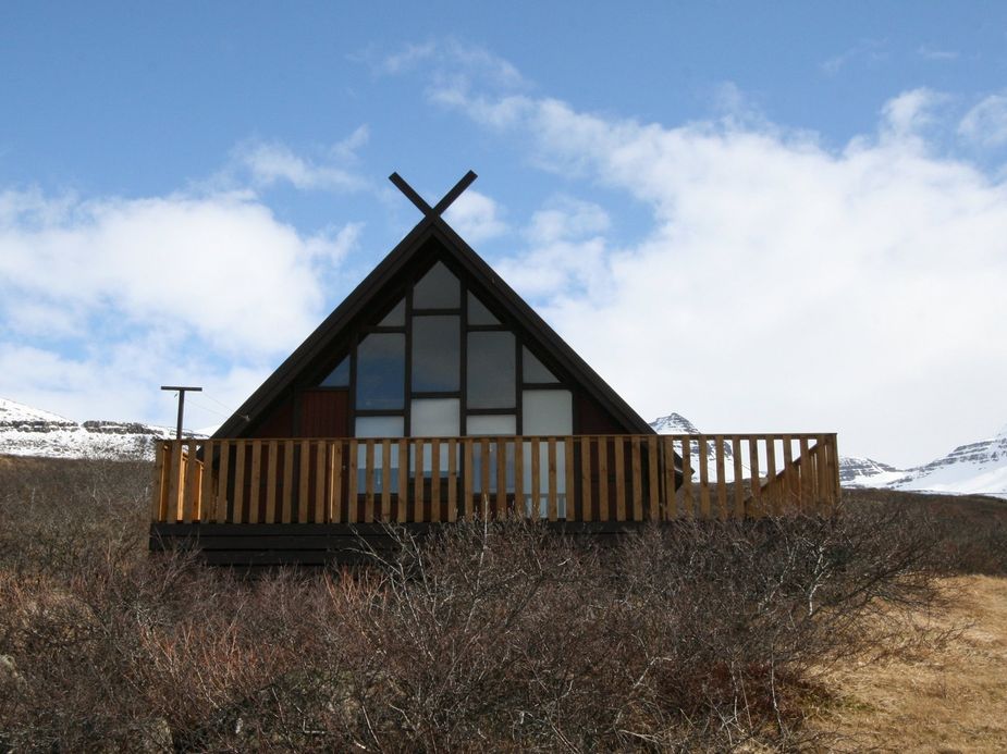 Klassisch, isländisches Ferienhaus mit Spitzdach