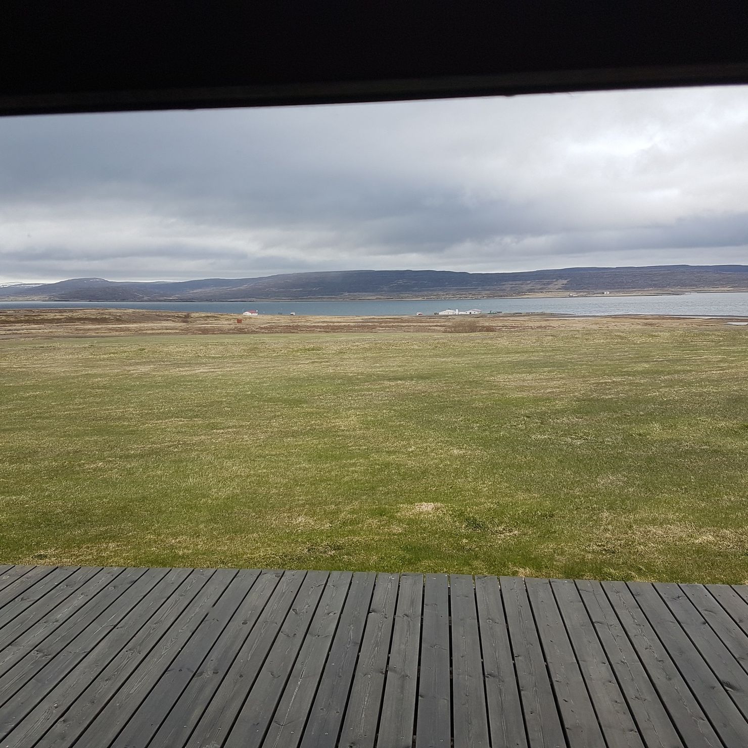 Blick von der Terrasse in die Weite der isländischen Landschaft