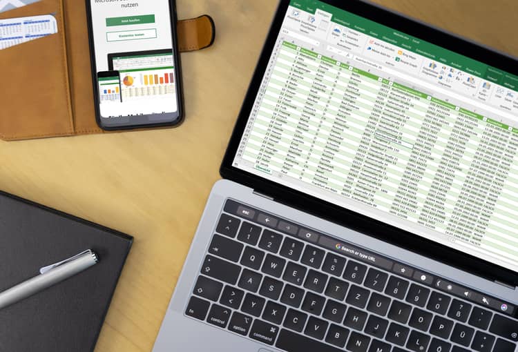 Bildschirm mit Excel-Tabelle und Smartphone