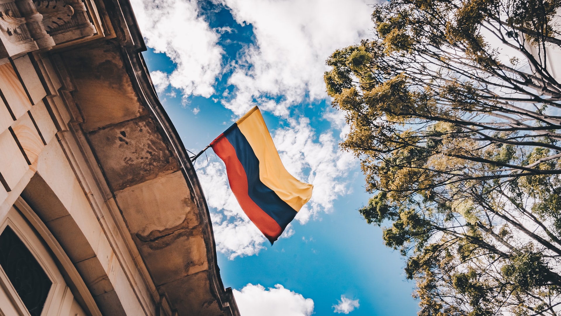 Can non-resident foreigners be legal representatives in Colombia?