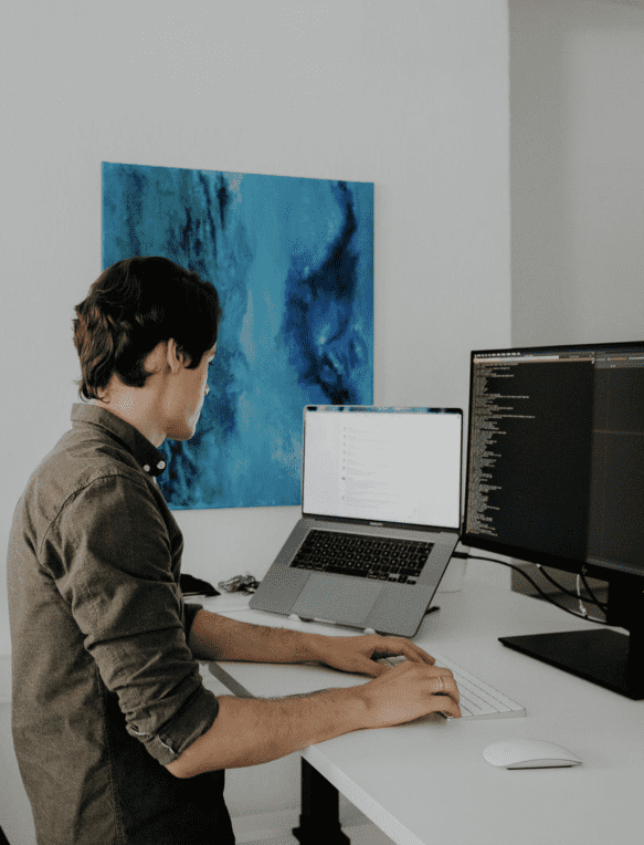 Softwareentwickler am Computer