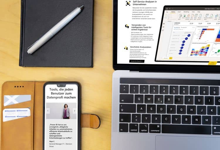 Mit Power Query Daten integrieren Offener Laptop auf Tisch mit Stift und Smartphone