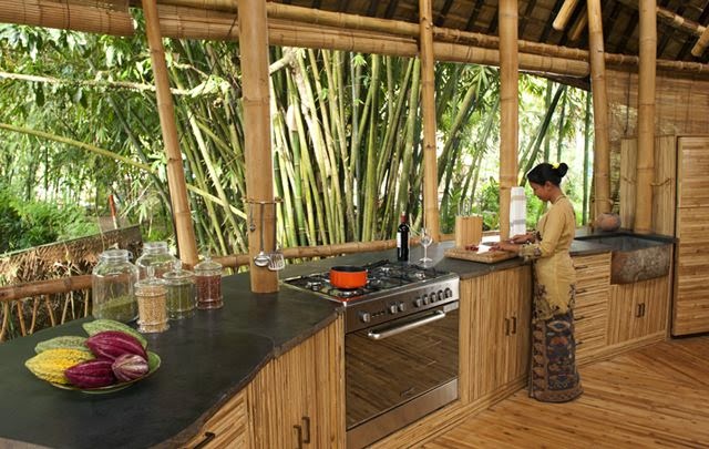 Minha primeira casa usando a madeira de cerejeira e bambu😀 : u