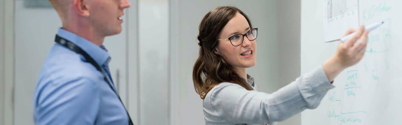 Beratung Beraterin an Whiteboard berät Kunden