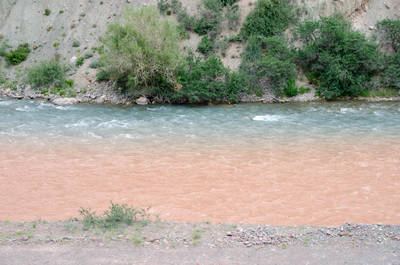 Fluss mit Farbverlauf