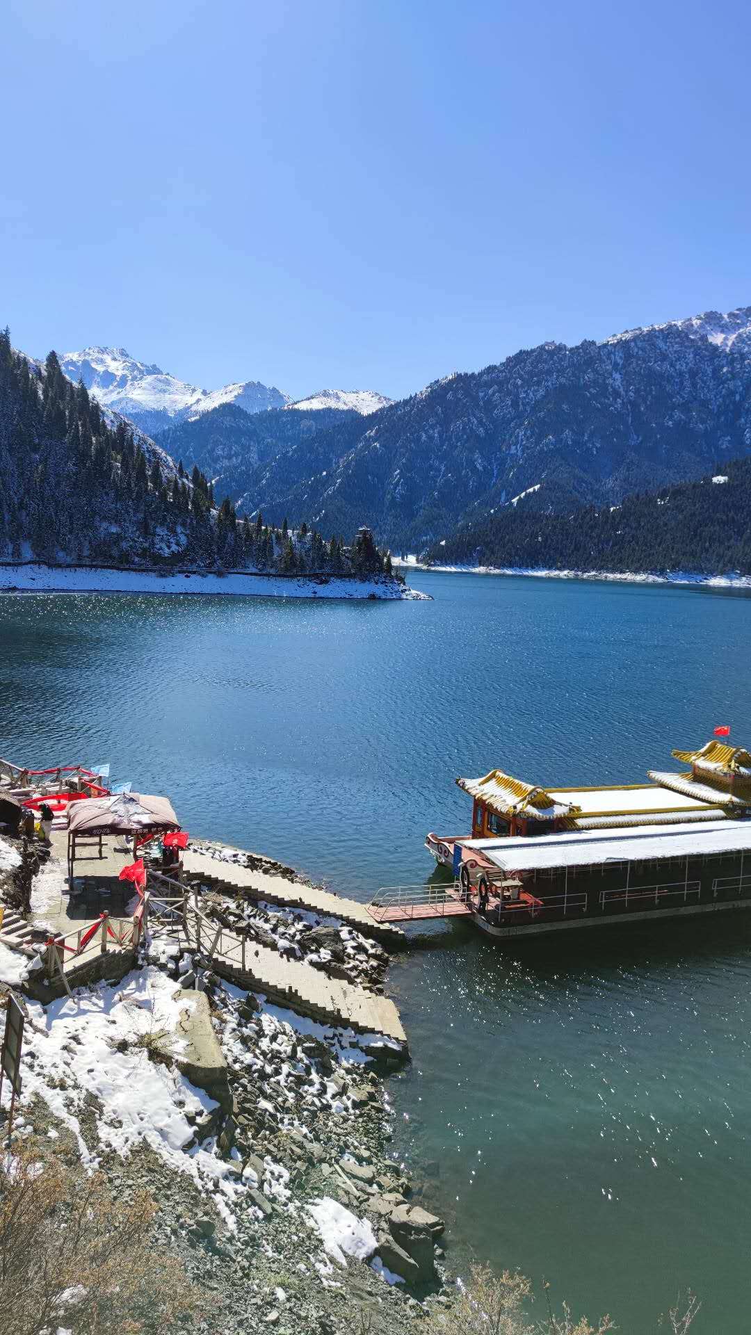 最北部天山天池中的小船