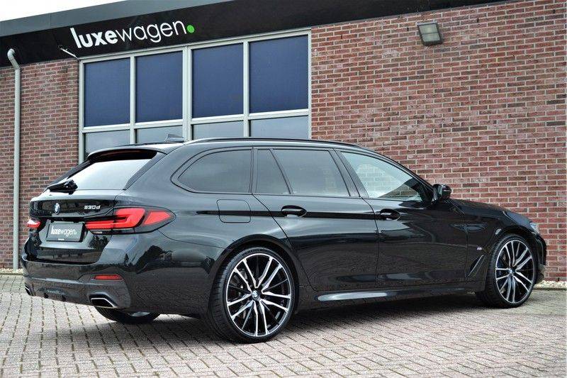 BMW 5 Serie Touring 530d 286pk M-Sport Pano DA+ PA+ Laser 21" Adp-drive HUD afbeelding 6