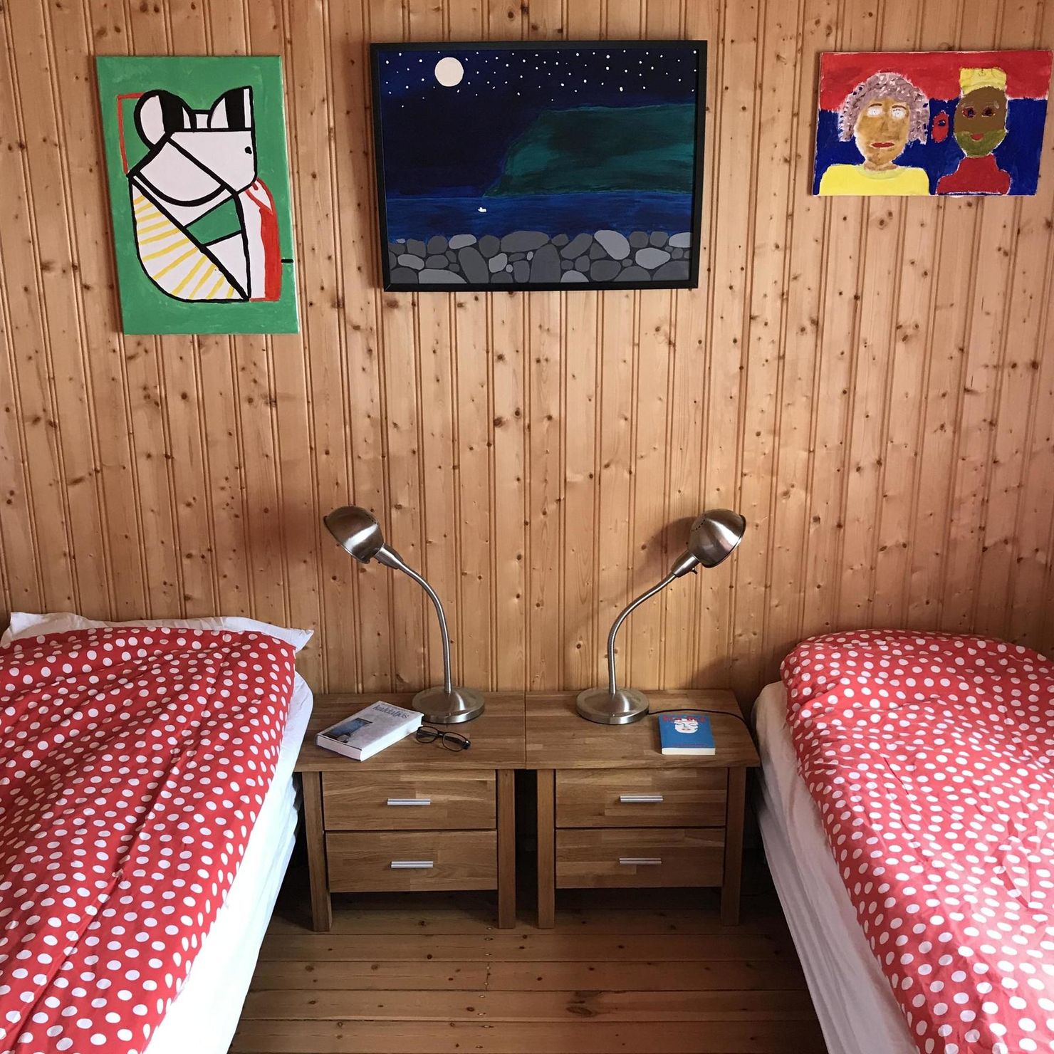 Gemütliches Schlafzimmer mit zwei Einzelbetten