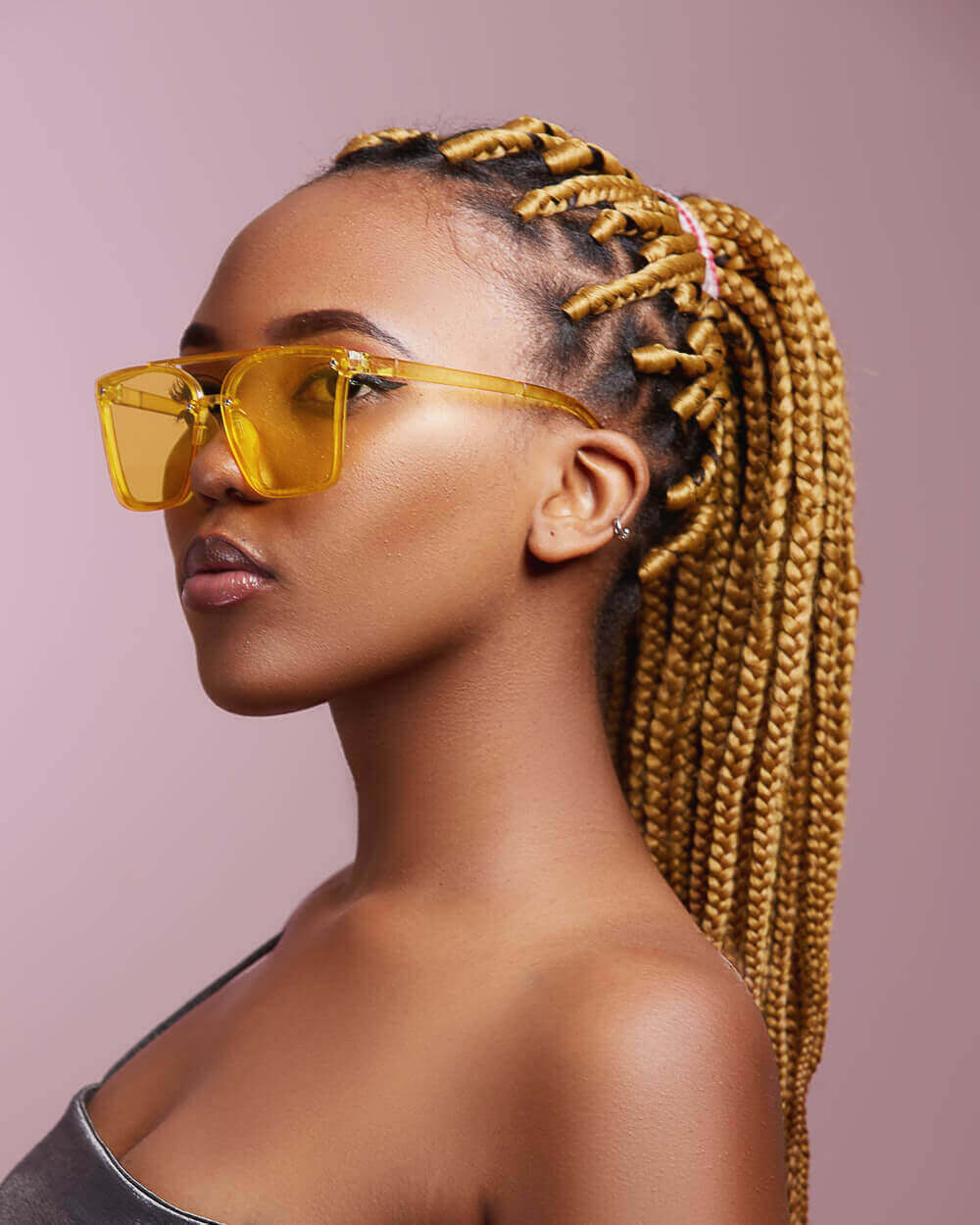 model-with-yellow-hairbraids-and-yellow-glasses