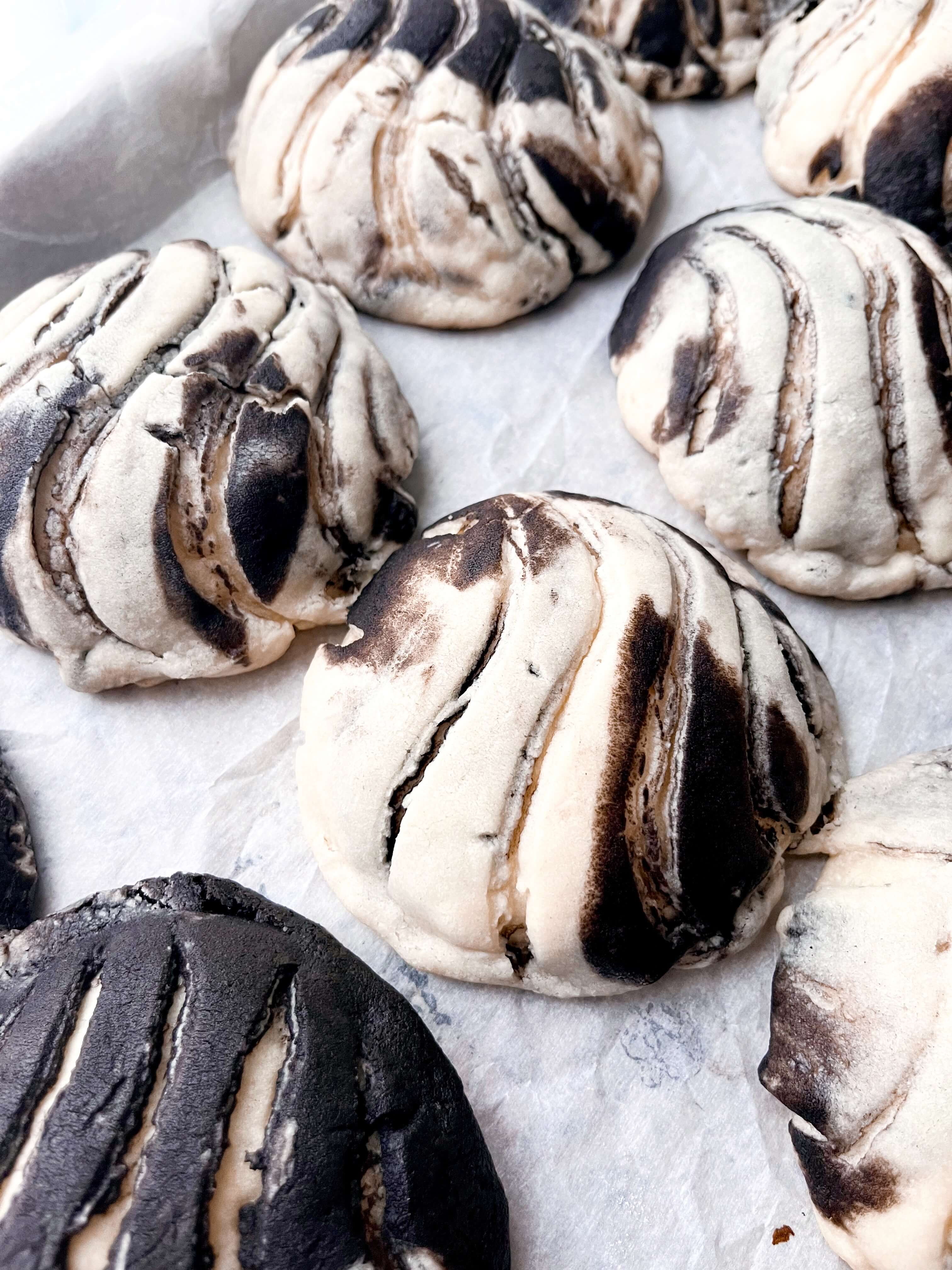 black and white marbled conchas