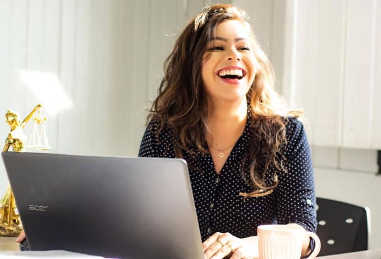 Aus Excel E-Mails versenden Frau mit Laptop versendet E-Mail aus Excel