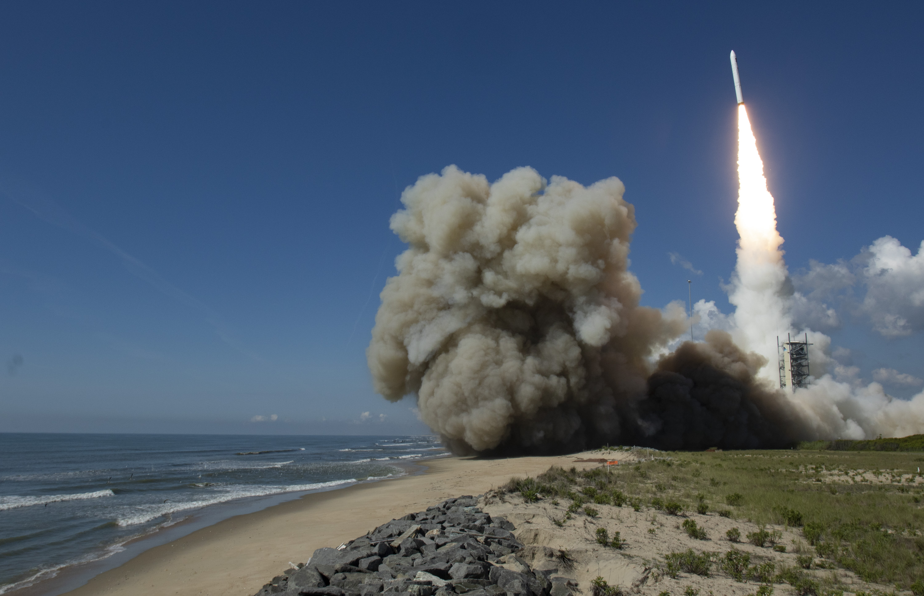 Imaginea 1: Lansarea rachetei Minotaur-IV de la baza NASA Wallops (sursa foto: NRO)