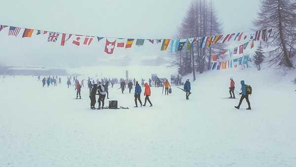 Start am Morgen des Engadin Skimarathon