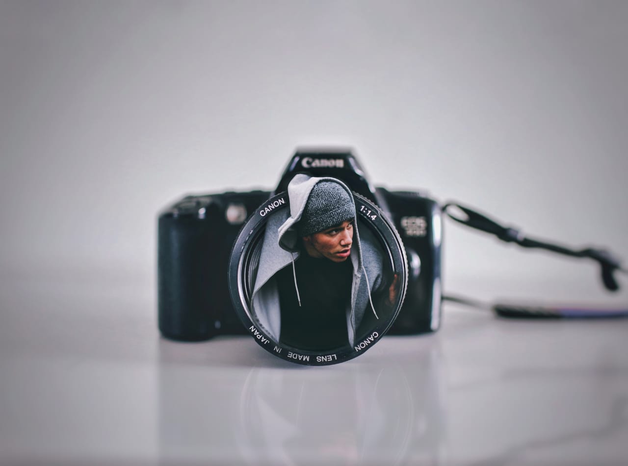 camera-hole-man