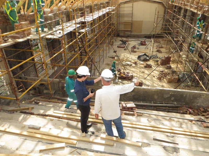 Mobile Datenerfassung für Handwerker Baustelle mit zwei Bauleitern im Vordergrund