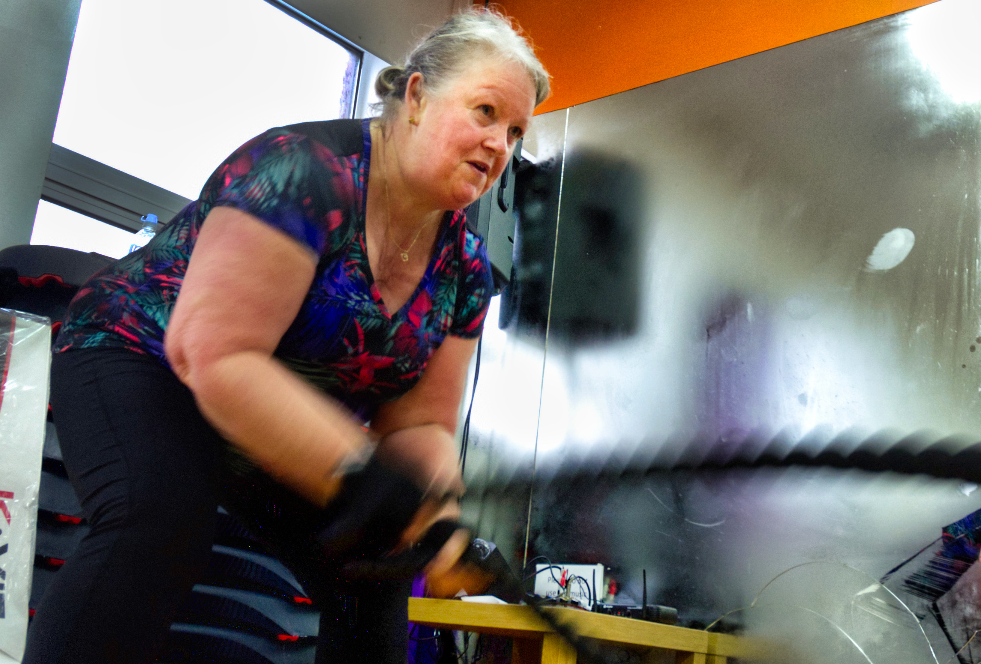 Lady in a fitness class using ropes
