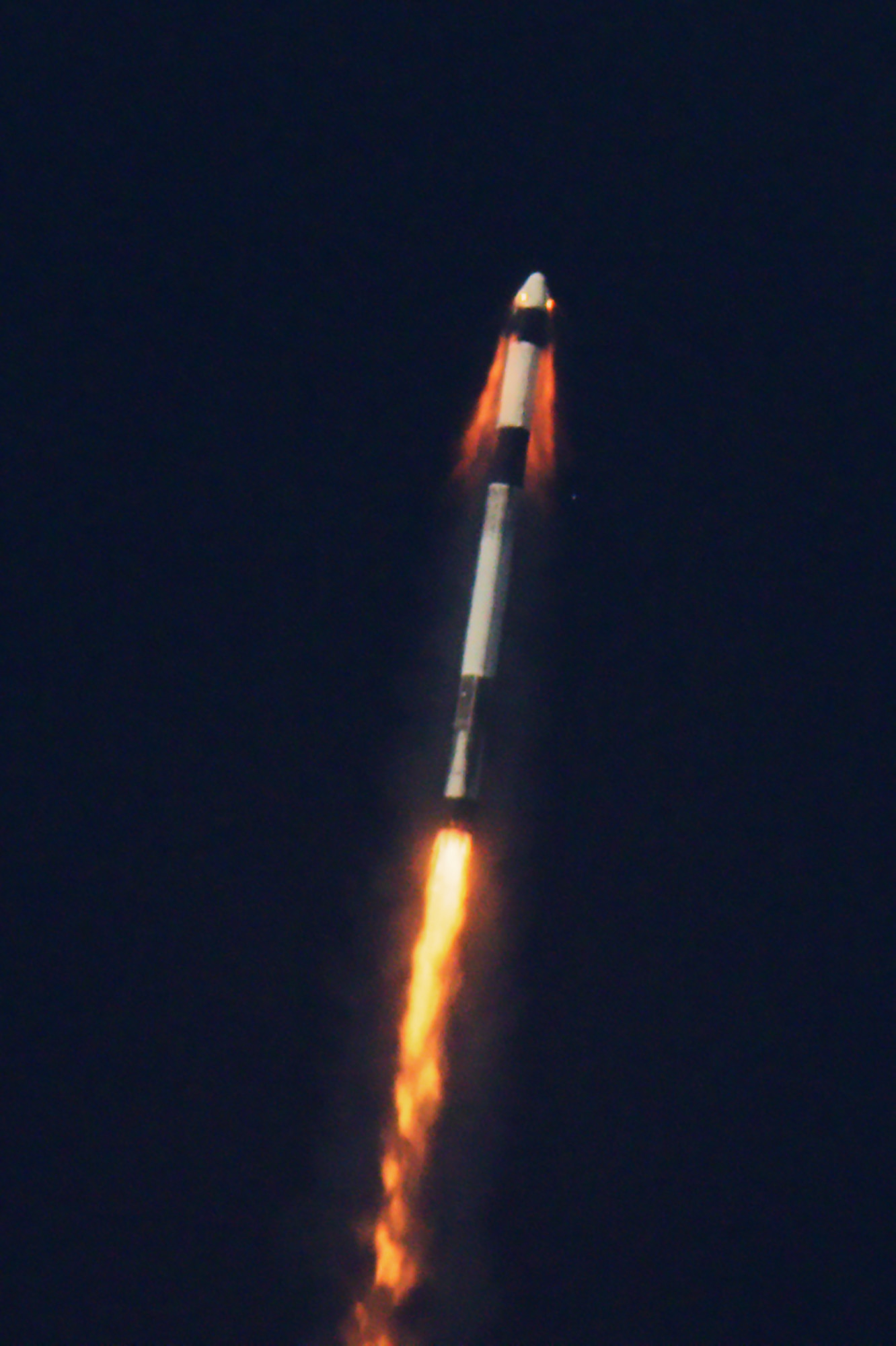 Imaginea 1: Momentul în care motoarele SuperDraco ale capsulei Dragon-2 sunt activate și aceasta se desprinde de racheta Falcon 9 (Sursa: SpaceX)