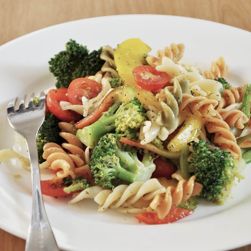 three-color-pasta-salad-with-broccoli-3