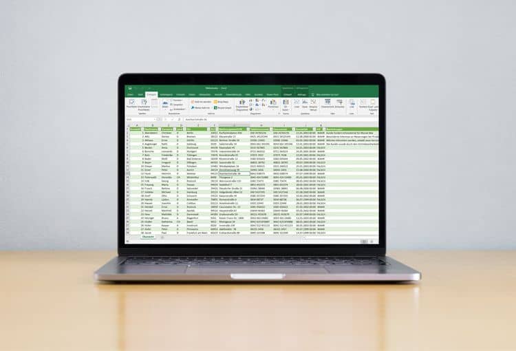 Laptop mit Excel Laptop mit Excel-Tabelle