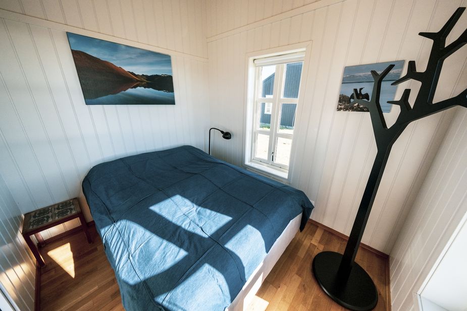 Helles und modernes Schlafzimmer mit Doppelbett