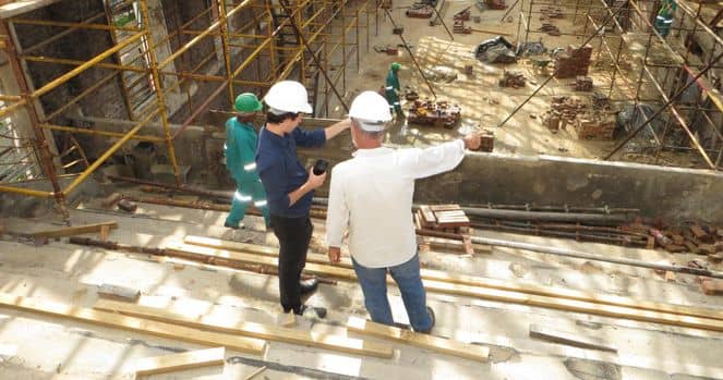 MS Projekt zur Steuerung Ihres Projekts Baustelle mit zwei Leuten im Vordergrund