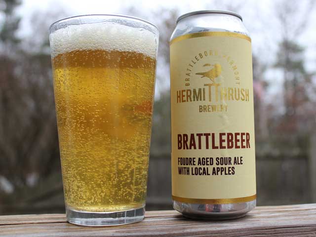 A 16oz can of Brattlebeer poured into a pint glass