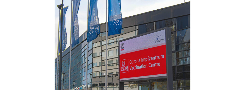 Corona Impzentrum steht auf einem Bildschirm vor dem WCCB