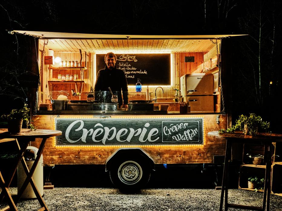 Stilvoller Creperie Food Truck im dunkeln mit schöner Deko und Beleuchtung bei Catering in Düsseldorf