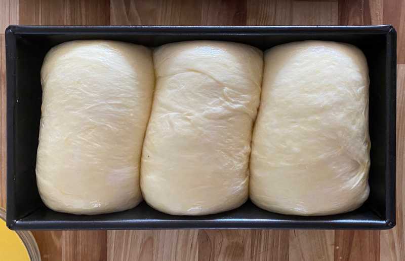 Loaf pans hold a volume of dough or batter, so why the heck are they labeled by weight in pounds? I investigate.