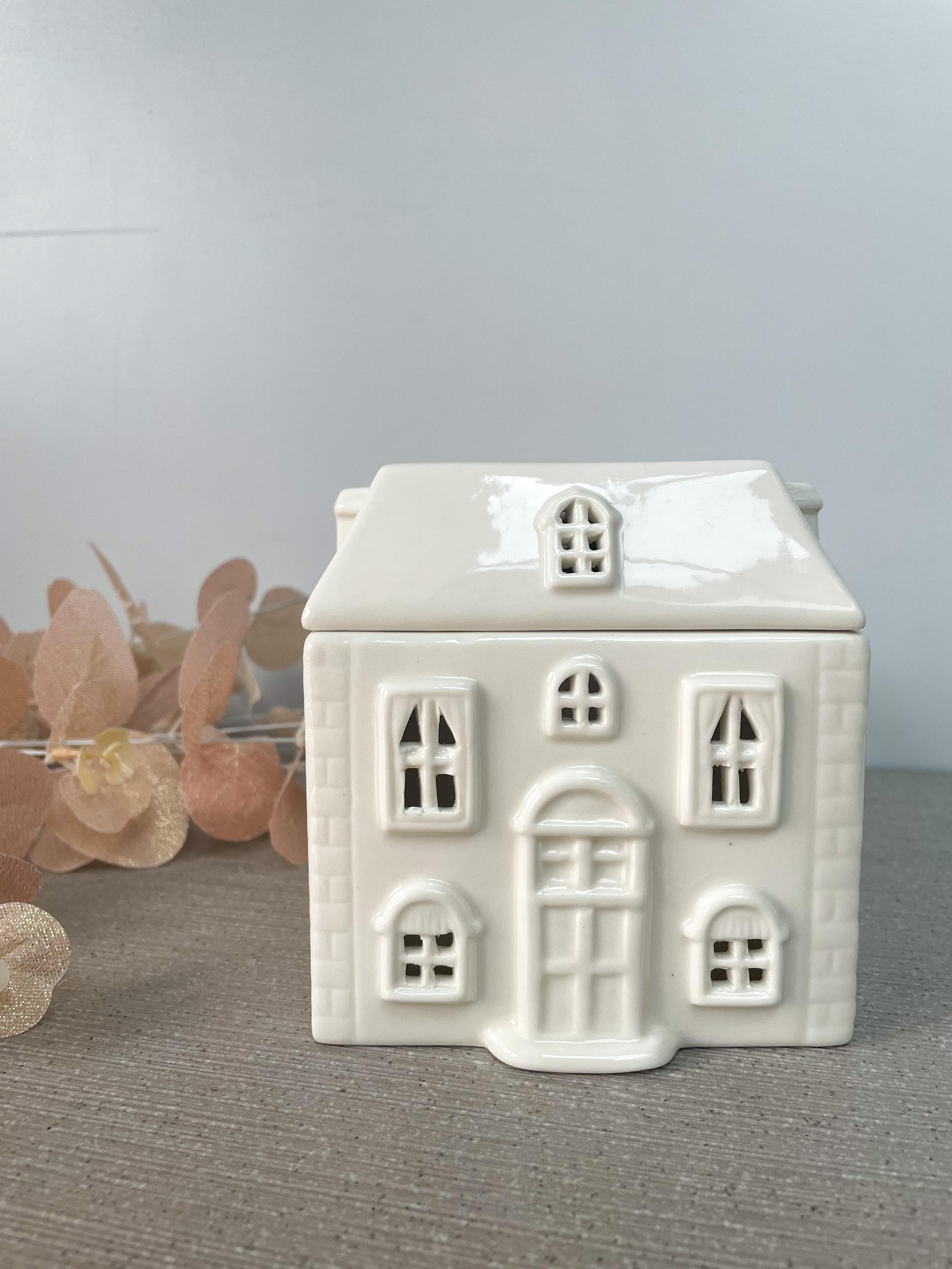 A sweet little house design tea light burner with a lift of lid. Simply lift the lid, place your wax in the dish, replace the lid and light your tea light. A beautiful gift to give or perfect to fit in your home.