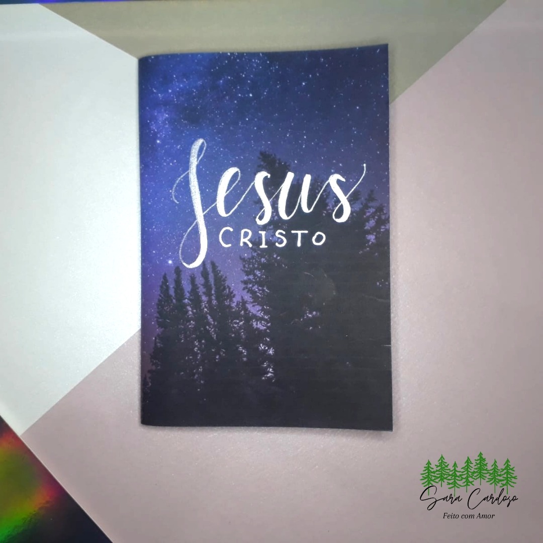 Caderno A6 com 50 folhas de papel reciclado, capa de paisagem céu estrelado com O Nome Jesus e acabamento em grampo