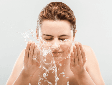 Entenda a importância de lavar o rosto diariamente da forma correta!