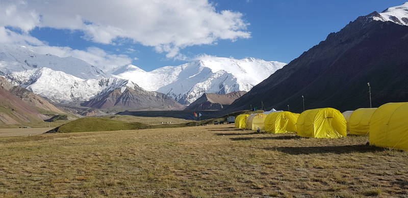 Base Camp mit Peak Lenin im Hintergrund