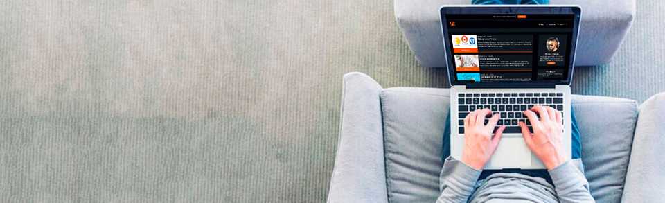 Um notebook com uma pessoa usando, representando o tráfego direto.