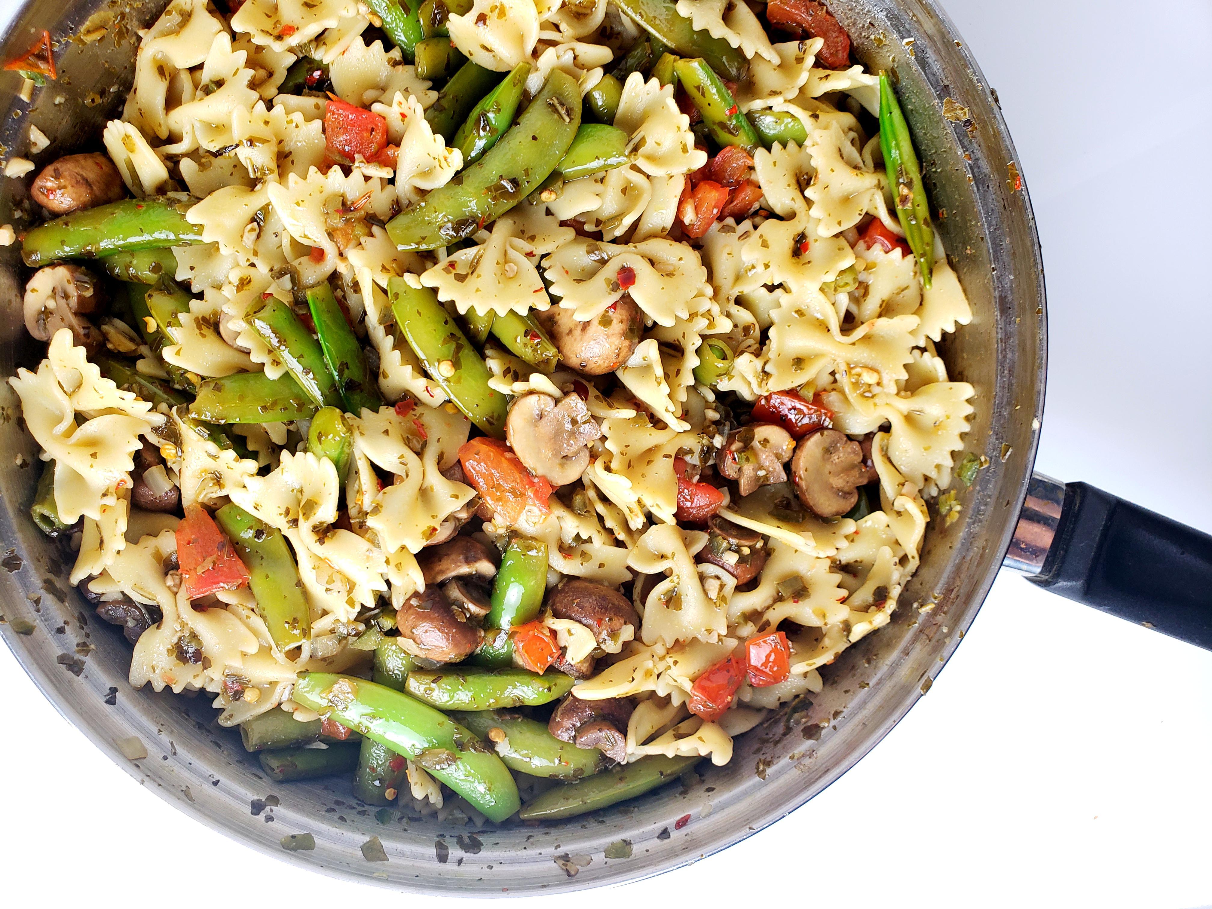 Pan with firecracker bowtie pasta and vegetables