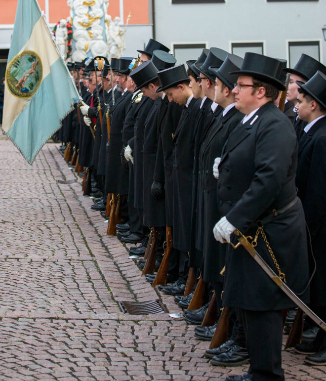 Zum Glück gibt es eine eindeutige Linie an der man sich zur Aufstellung orientieren kann. Ganz rechts im Bild: Wachhabender Rüdiger Schreck in seinem letzten Jahr als Wachhabender