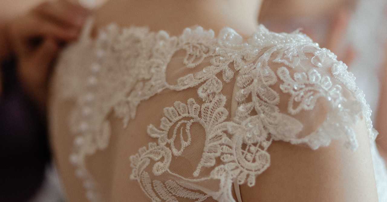 Hochzeitsfotos Ideen: Details des Brautkleids
