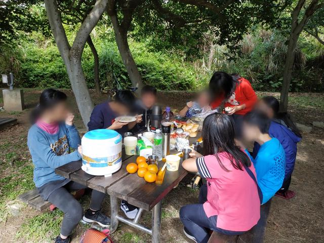 大家在貴子坑野餐,桌上有很多美食,感謝阿嬤!感謝好天氣!